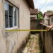 Um morador abre uma janela a menos de um metro e meio da linha divisória, tirando totalmente a privacidade do quintal vizinho, e é obrigado judicialmente a tapar a abertura com tijolos com base nas regras de construção do Código Civil