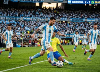 Frase do dia de Lionel Messi, humilde e excepcional: "A grandeza não grita; ela trabalha em silêncio até que os resultados falem por si." – Essa frase mostra como a discrição e a dedicação genuína constroem reputações sólidas e por que a arrogância não é necessária para se destacar.