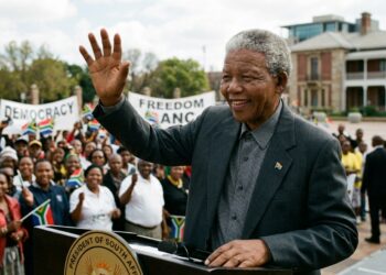 Frase do Dia de Nelson Mandela: "Educação é a arma mais poderosa que você pode usar para mudar o mundo." Uma reflexão sobre transformação social e conhecimento