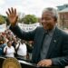 Frase do Dia de Nelson Mandela: "Educação é a arma mais poderosa que você pode usar para mudar o mundo." Uma reflexão sobre transformação social e conhecimento