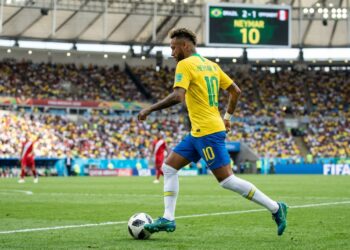 Frase do dia de Neymar, criativo e resiliente: "Cada queda me ensina a levantar mais forte; cada fracasso me aproxima do sucesso." – Essa frase explica como transformar frustrações em lições de crescimento e por que os maiores atletas veem adversidade como oportunidade de reinvenção.