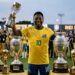 Frase do dia de Pelé, reflexivo e conclusivo: "Deixar legado não é questão de quantos troféus você ganha; é sobre quantas vidas você transforma." – Essa frase revela como o verdadeiro êxito transcende números e por que a influência positiva é a vitória que perdura para sempre.