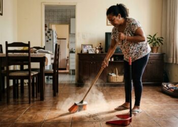 Porque passar um pano úmido direto no chão pode ser melhor para a sua saúde respiratória do que varrer a casa com vassoura