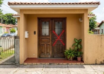 Adeus às portas de abrir tradicionais que batem nos móveis e bloqueiam a circulação: a nova tendência economiza espaço e proporciona fluidez com as portas de correr embutidas na parede