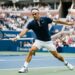 Frase do dia de Roger Federer, elegante e contemplativo: "A beleza do jogo reside em sua simplicidade; aquele que a complica, perde a essência." – Essa frase explica como a sofisticação verdadeira reside na clareza e por que os mestres simplificam o que outros complicam.