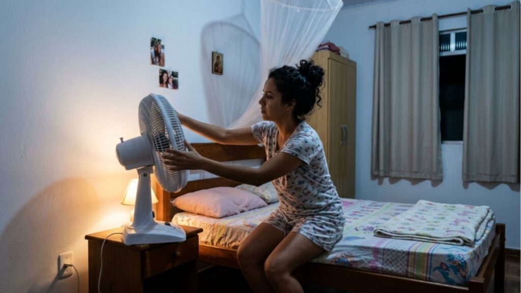 Por que dormir com o ventilador virado para a parede pode ser melhor para a sua respiração do que direto no corpo, segundo pneumologista