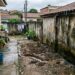 Um vizinho constrói um telhado sem calha que despeja toda a água da chuva diretamente no terreno ao lado, causando alagamento e erosão, e é condenado a refazer a obra e indenizar os prejuízos com base nas regras de águas do Código Civil