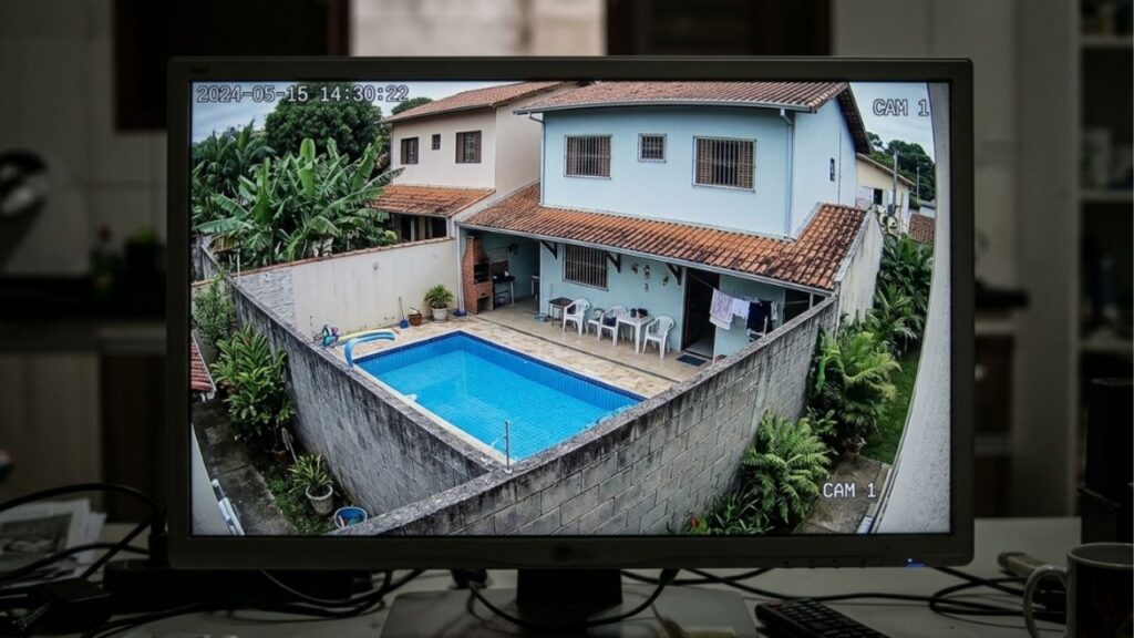 Um vizinho instala uma câmera de segurança no alto do muro apontada diretamente para a área de lazer da casa ao lado e é processado para remover o equipamento e pagar danos morais com base no direito à privacidade do Código Civil