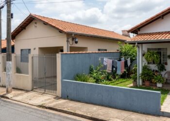 Um vizinho instala uma câmera de segurança no alto do muro apontada diretamente para a área de lazer da casa ao lado e é processado para remover o equipamento e pagar danos morais com base no direito à privacidade do Código Civil