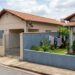 Um vizinho instala uma câmera de segurança no alto do muro apontada diretamente para a área de lazer da casa ao lado e é processado para remover o equipamento e pagar danos morais com base no direito à privacidade do Código Civil
