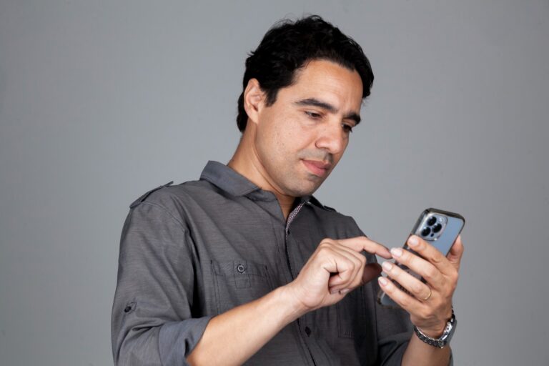 Opinião Algorítmica, conceito criado por Emilio Alves DON, descreve como sistemas de recomendação moldam percepções e reputações