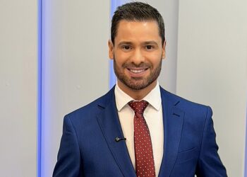 Apresentador Gui Moreira marca presença no intervalo do Debate da Band