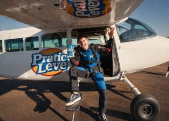 Rezende leva publicidade a outro nível em ação da Pratic Leve nos céus