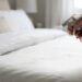 Borrifar água com vinagre e amaciante nos lençóis ao arrumar a cama de manhã: para que serve e quais são os seus benefícios?
