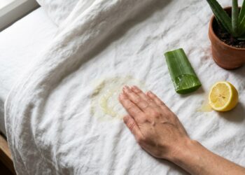 Babosa e limão para lençóis brancos: o guia natural para eliminar manchas de suor sem alvejantes agressivos