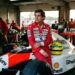 Frase do dia de Ayrton Senna: “Se você não tem nada a perder, pode ir além.” – Essa frase, dita em momentos decisivos de sua carreira, mostra como a coragem de arriscar pode ser mais importante do que a simples busca por vitórias.