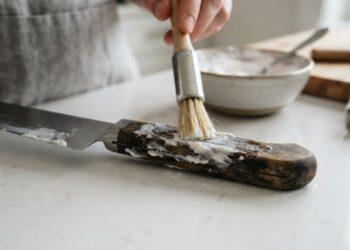 Como tirar o grude de gordura impregnado nos cabos de facas e utensílios usando bicarbonato e água morna, segundo faxineiros