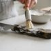 Como tirar o grude de gordura impregnado nos cabos de facas e utensílios usando bicarbonato e água morna, segundo faxineiros