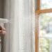 Borrifar mistura de água, álcool e amaciante nas cortinas uma vez por semana: para que serve e quais são os seus benefícios?