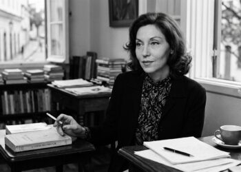 Frase de Clarice Lispector sobre recomeços: "Que ninguém se engane, só se consegue a simplicidade através de muito trabalho." Uma lição sobre por que recomeçar dói tanto