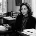 Frase de Clarice Lispector sobre recomeços: "Que ninguém se engane, só se consegue a simplicidade através de muito trabalho." Uma lição sobre por que recomeçar dói tanto