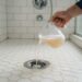 Despejar uma solução de água morna com detergente neutro na canaleta do box do banheiro uma vez por semana: para que serve e quais são os seus benefícios?