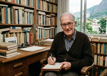 Carlos Drummond de Andrade, poeta brasileiro: "Perder tempo em aprender coisas que não interessam nos priva de descobrir coisas interessantes.”