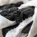 Colocar um pedaço de carvão vegetal enrolado em papel-toalha no fundo da lixeira uma vez por semana: para que serve e quais são os seus benefícios?