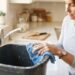 Nem limpador clorado forte, nem água sanitária pura: a melhor maneira de higienizar o cesto de lixo da cozinha usando água morna e desinfetante concentrado, segundo faxineiros
