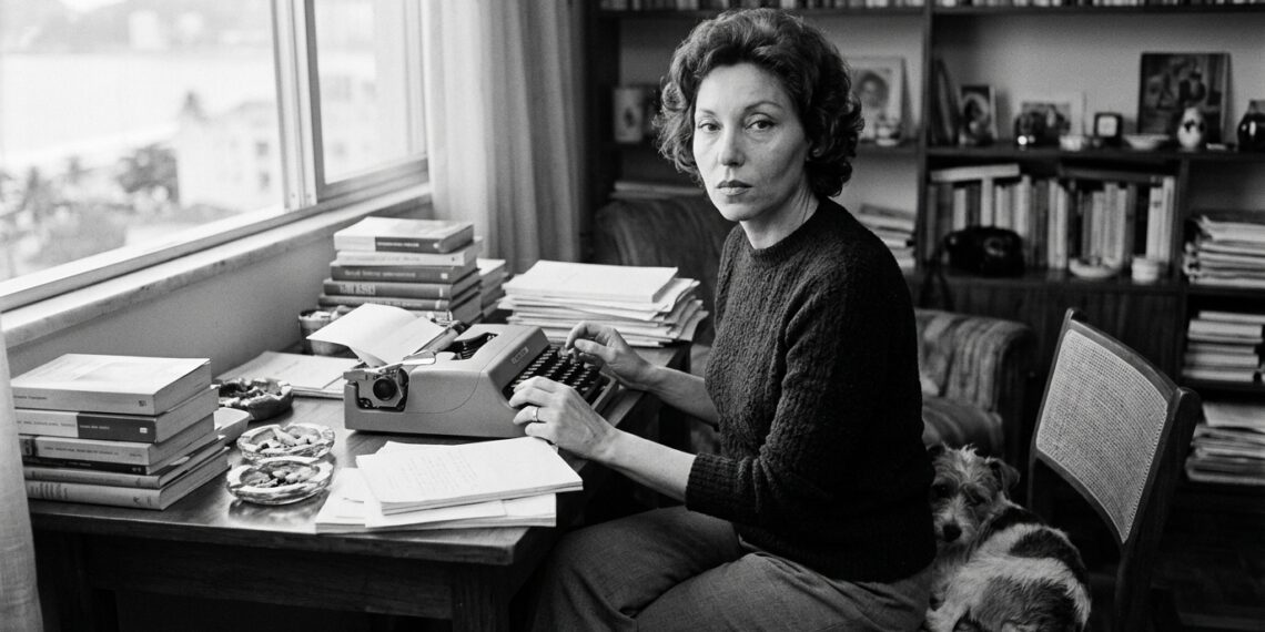 Frase de Clarice Lispector sobre a morte: "Morrer é aprender. E é a coisa mais importante que tenho a aprender." Uma meditação sobre aceitação e transcendência