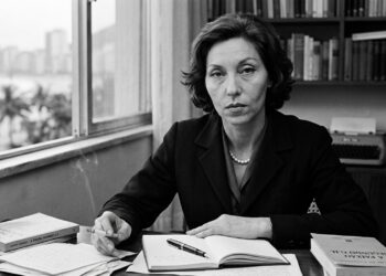 Frase do dia de Clarice Lispector: “Não sou feliz, mas tenho momentos.” – Essa frase, extraída de suas crônicas íntimas, ensina que a plenitude não está na constância, mas na valorização dos pequenos instantes que dão sentido à vida.