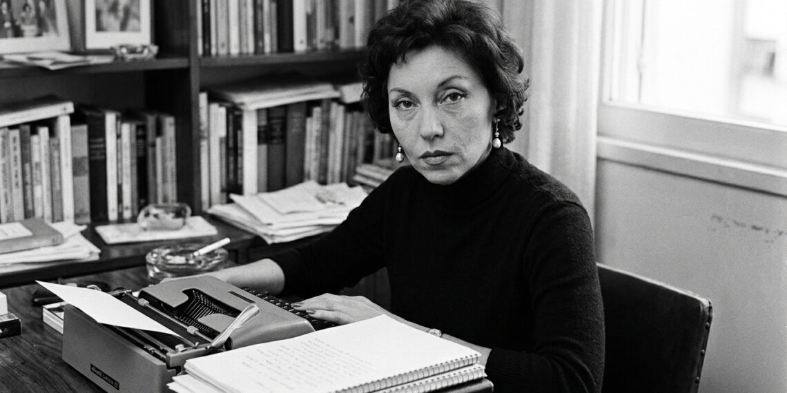 Frase de Clarice Lispector sobre paixão: "No amor, a gente enxerga o outro como gostaria que ele fosse." Uma reflexão sobre desejo, ilusão e percepção