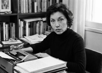 Frase de Clarice Lispector sobre paixão: "No amor, a gente enxerga o outro como gostaria que ele fosse." Uma reflexão sobre desejo, ilusão e percepção