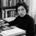 Frase de Clarice Lispector sobre paixão: "No amor, a gente enxerga o outro como gostaria que ele fosse." Uma reflexão sobre desejo, ilusão e percepção