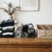 Organizar as gavetas de meias enroladas em pares ou guardadas na vertical em colmeias organizadoras: veja a diferença e qual é a alternativa correta para preservar o elástico, segundo organizers