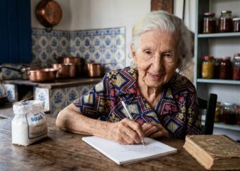 Frase do dia de Cora Coralina: "O que vale na vida não é o ponto de partida e sim a caminhada" – A sabedoria de semear com paciência