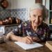 Frase do dia de Cora Coralina: "O que vale na vida não é o ponto de partida e sim a caminhada" – A sabedoria de semear com paciência