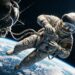 Cosmonauta soviético Alexei Leonov em traje espacial branco flutuando no espaço com a curvatura da Terra ao fundo durante a missão Voskhod 2