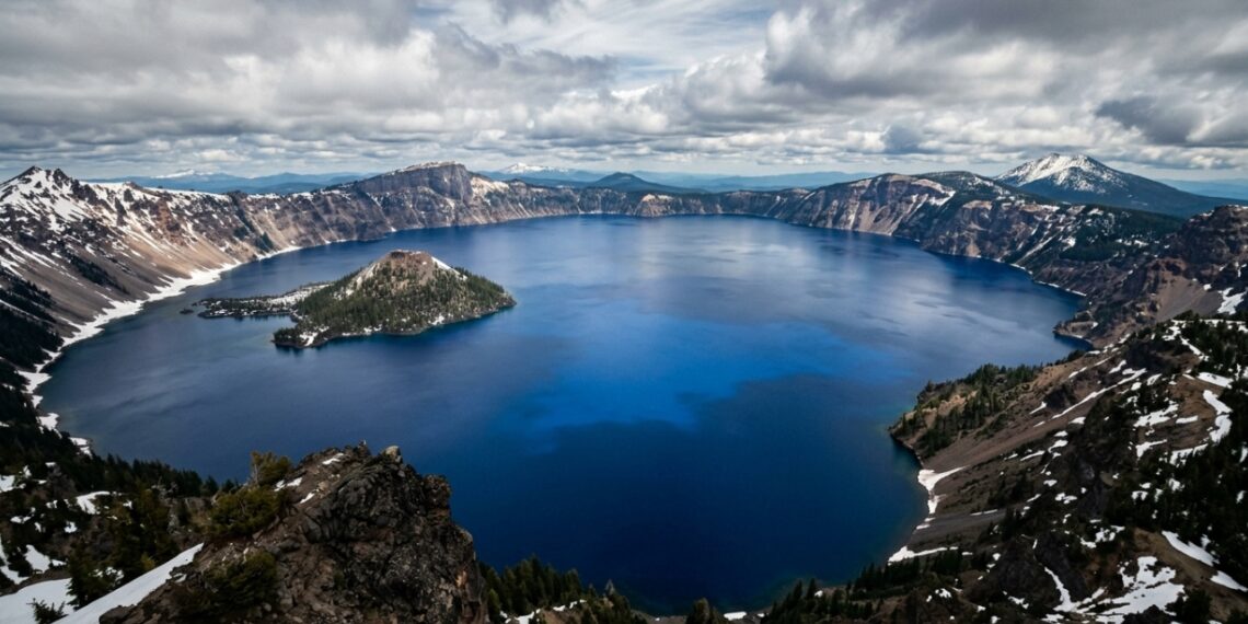 Crater Lake reúne trilhões de galões sem rios superficiais