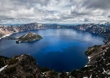 Crater Lake reúne trilhões de galões sem rios superficiais