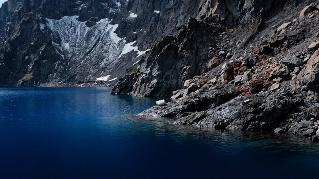 Crater Lake reúne trilhões de galões sem rios superficiais