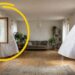 Janela residencial aberta com cortina leve balançando ao vento em ambiente iluminado por luz natural.