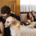 “Olhares de canto e muito drama”: Golden retriever rouba a cena em ensaio fotográfico e viraliza ao revelar ciúme de recém-nascido