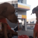 “Funcionário do mês”: caramelo adotado por posto de combustíveis ganha uniforme, crachá e rotina de mimos