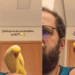 Passarinho carente não aceita ser ignorado e arma verdadeiro show para chamar atenção do tutor