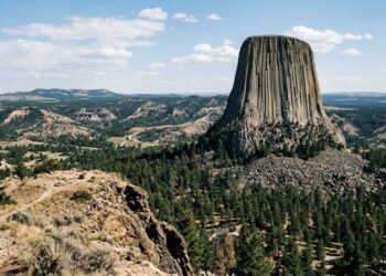 Devils Tower revela colunas formadas pelo resfriamento do magma