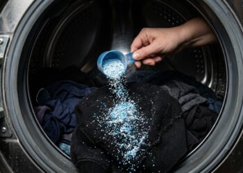 Especialistas revelam: colocar sabão em pó direto na roupa suja estraga o tecido aos poucos
