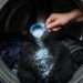 Especialistas revelam: colocar sabão em pó direto na roupa suja estraga o tecido aos poucos