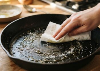 Nem limpador clorado, nem esponja de aço grossa: a melhor maneira de remover manchas escuras de frigideiras de ferro fundido usando sal grosso e óleo vegetal, segundo cozinheiros