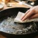 Nem limpador clorado, nem esponja de aço grossa: a melhor maneira de remover manchas escuras de frigideiras de ferro fundido usando sal grosso e óleo vegetal, segundo cozinheiros